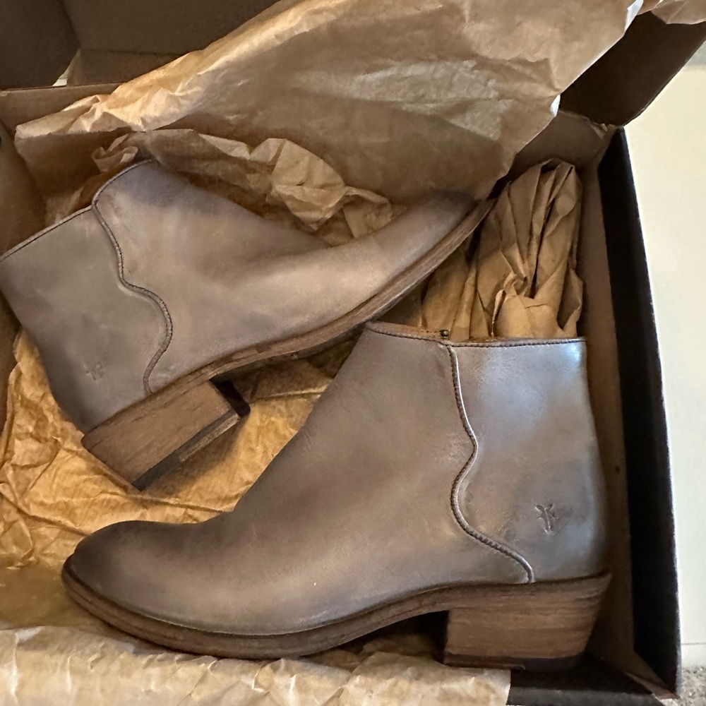 EUC Frye Gray Carson Piping Leather Ankle Bootie